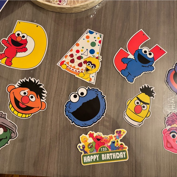 Sesame Street birthday party banner and decorations - Picture 3 of 3